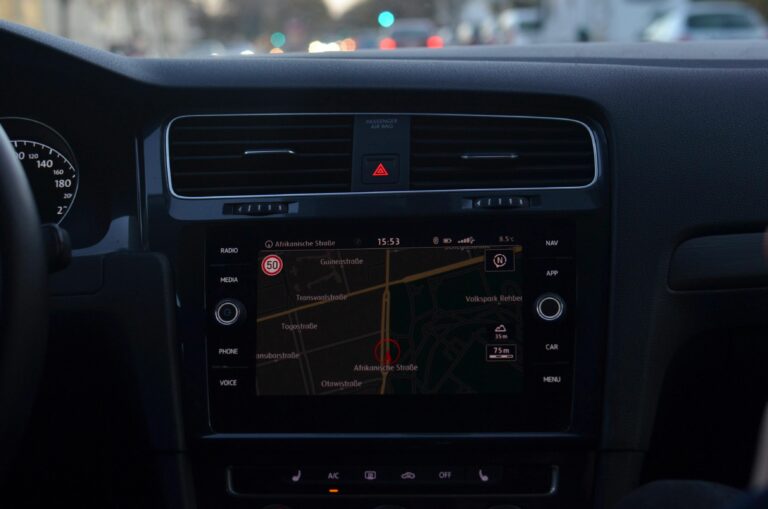 Mapa digital GPS otimizando rotas para empreendedores em Itaitinga.