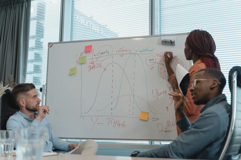 Empreendedor em Itaitinga utilizando o Domingo de Visão para planejar o crescimento do seu negócio.