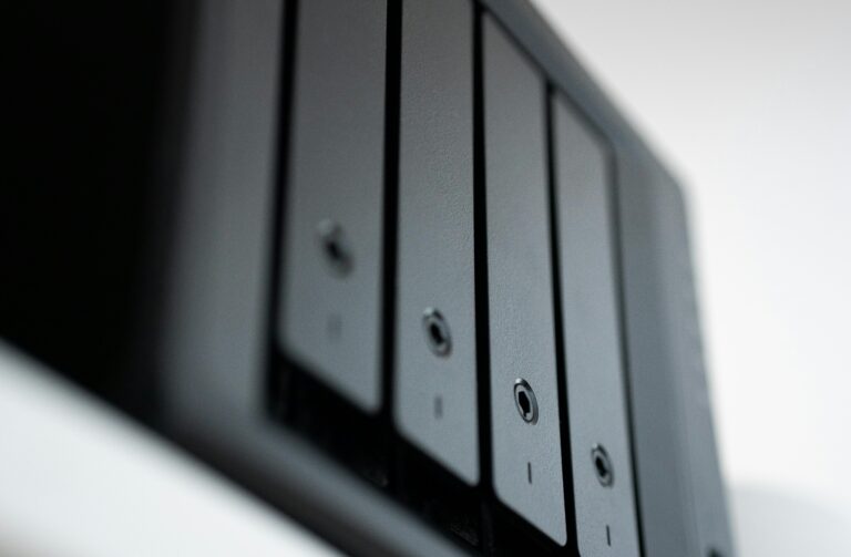Ícone de nuvem com seta indicando backup de dados.