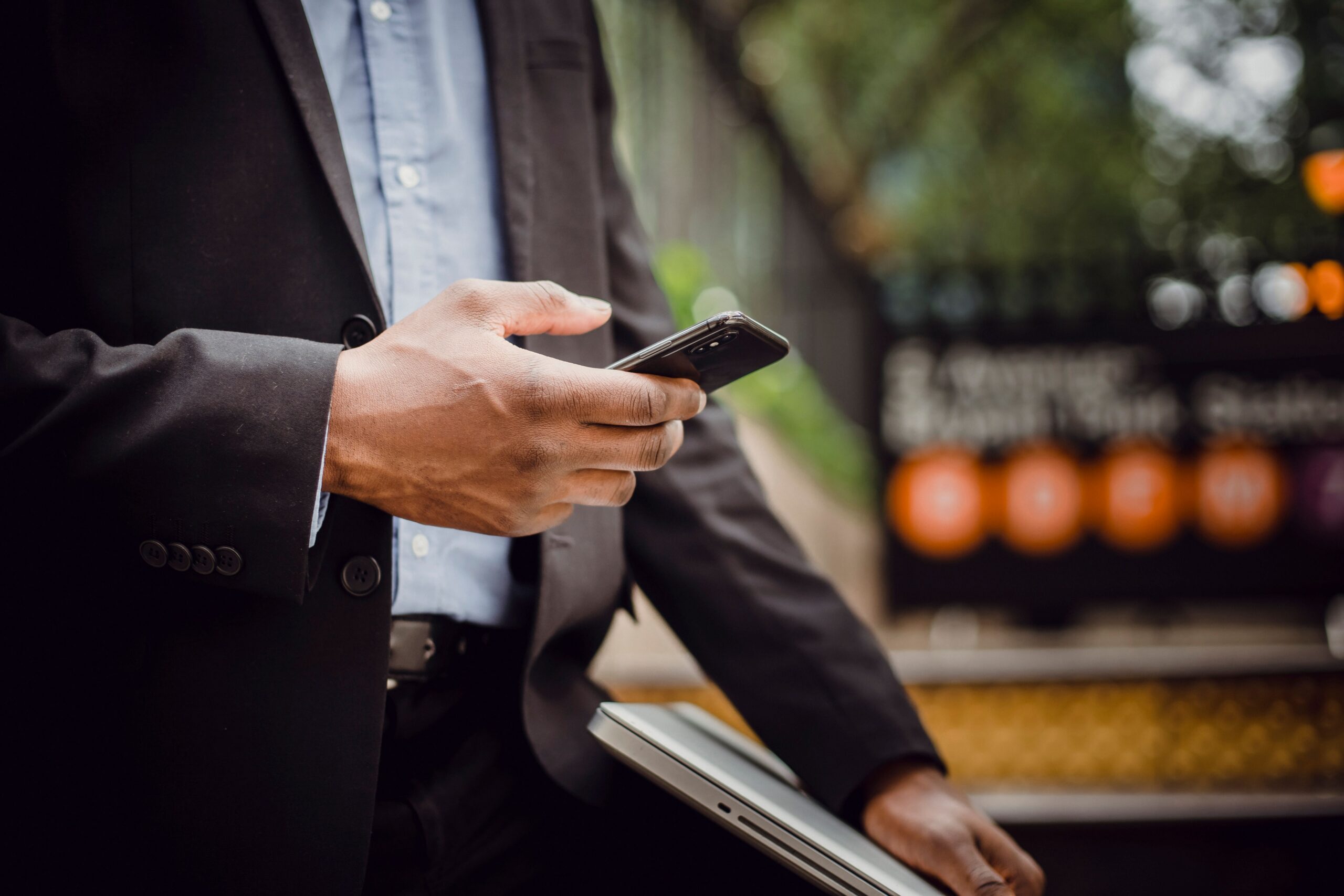 Close no smartphone mostrando texto formatado com negrito e itálico no WhatsApp como hack de produtividade.
