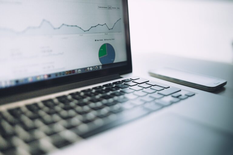 Dashboard digital exibindo gráficos de desempenho empresarial em uma tela de computador.