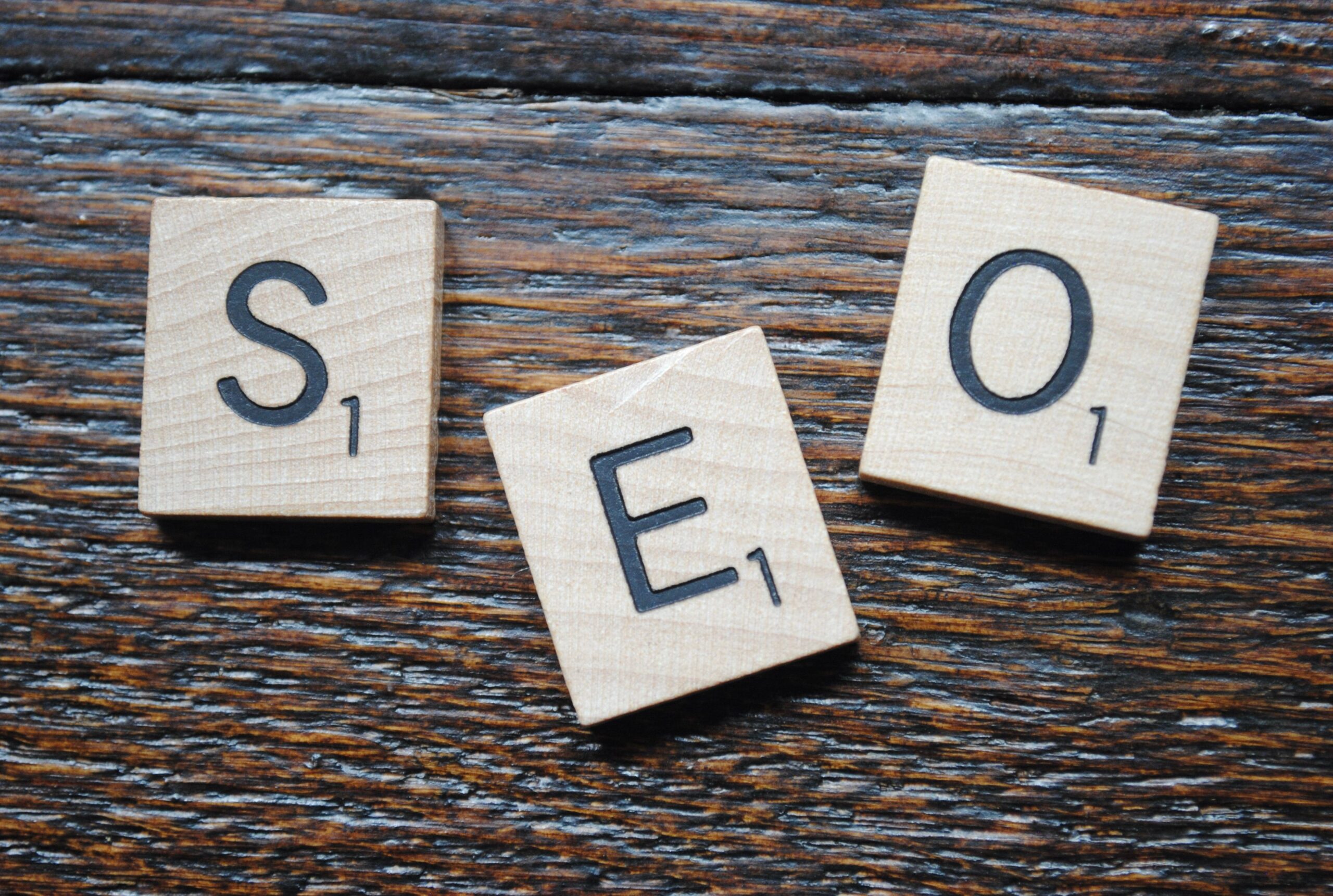 Empreendedor ajustando estratégia de SEO em um computador para melhorar resultados de busca.
