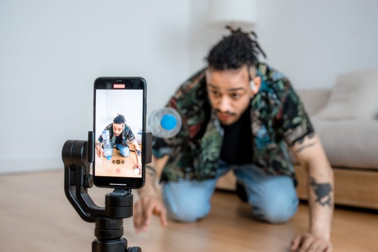 Empreendedor usando celular para gerenciar ofertas de seu negócio local com foco em hack de celular e produtividade.
