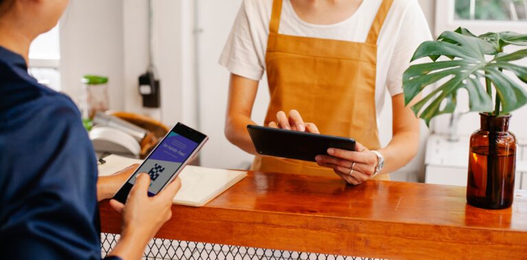 Empreendedor utilizando QR Code de pagamento para receber venda de cliente com agilidade.