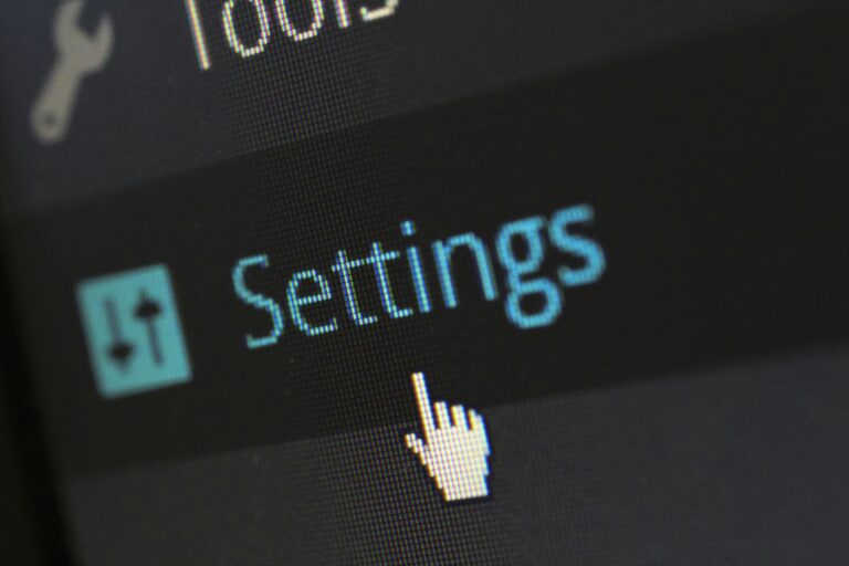 Empreendedor utilizando um Web App em seu smartphone para gerenciar um negócio local.