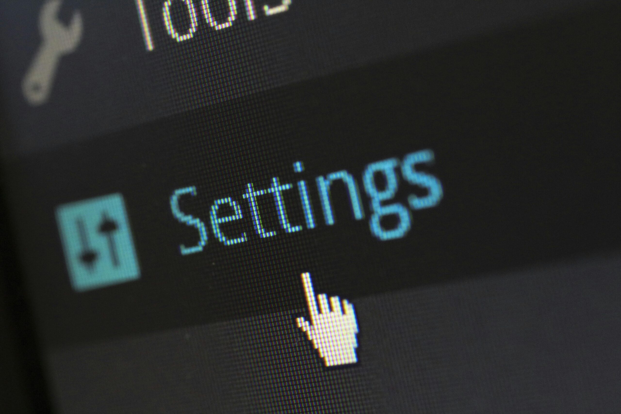 Empreendedor utilizando um Web App em seu smartphone para gerenciar um negócio local.
