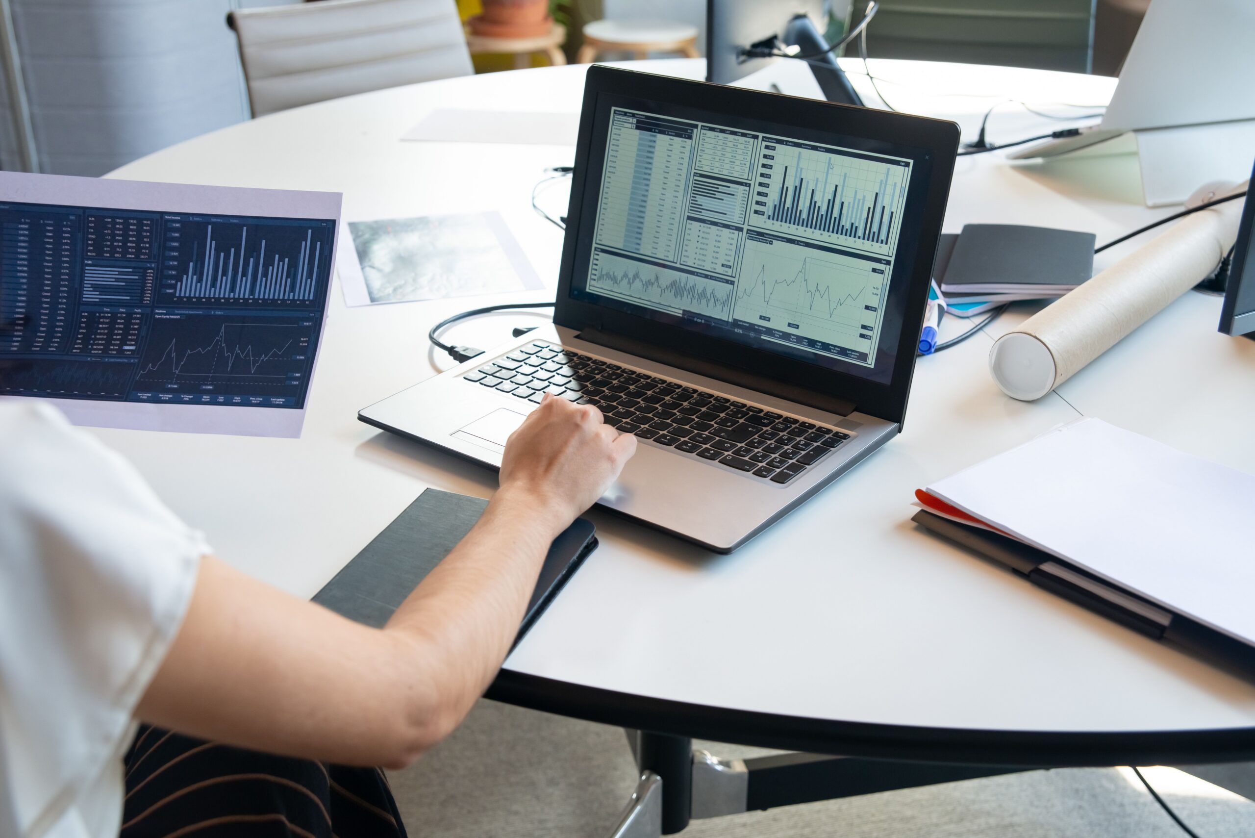 Gestor analisando gráficos de inteligência de dados em um painel digital.