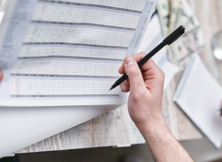 Empreendedor em Itaitinga analisando colunas de dados para estruturar seu negócio com sucesso.