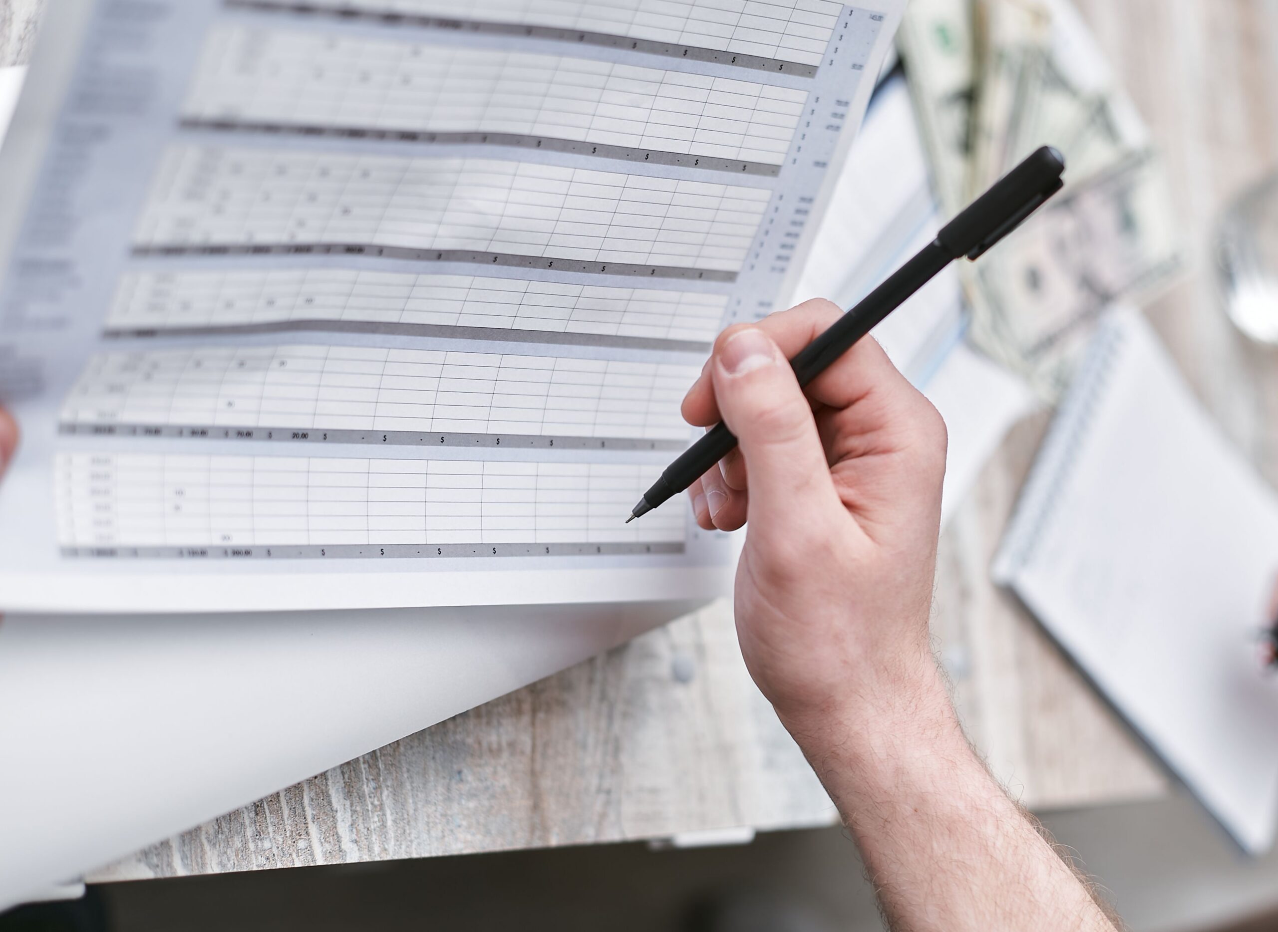 Empreendedor em Itaitinga analisando colunas de dados para estruturar seu negócio com sucesso.