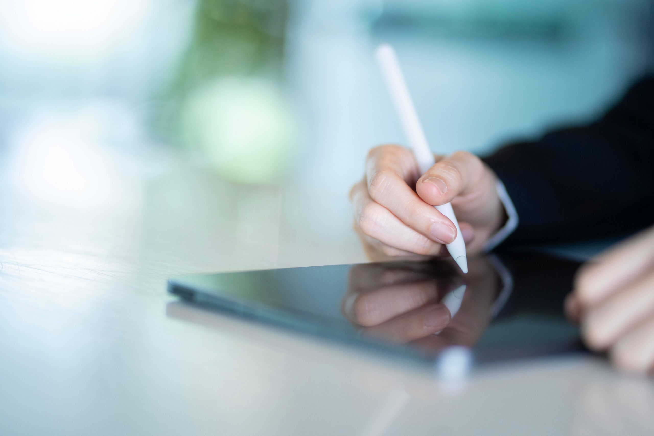 Pessoa utilizando um smartphone para agendar mensagens de trabalho de forma eficiente.