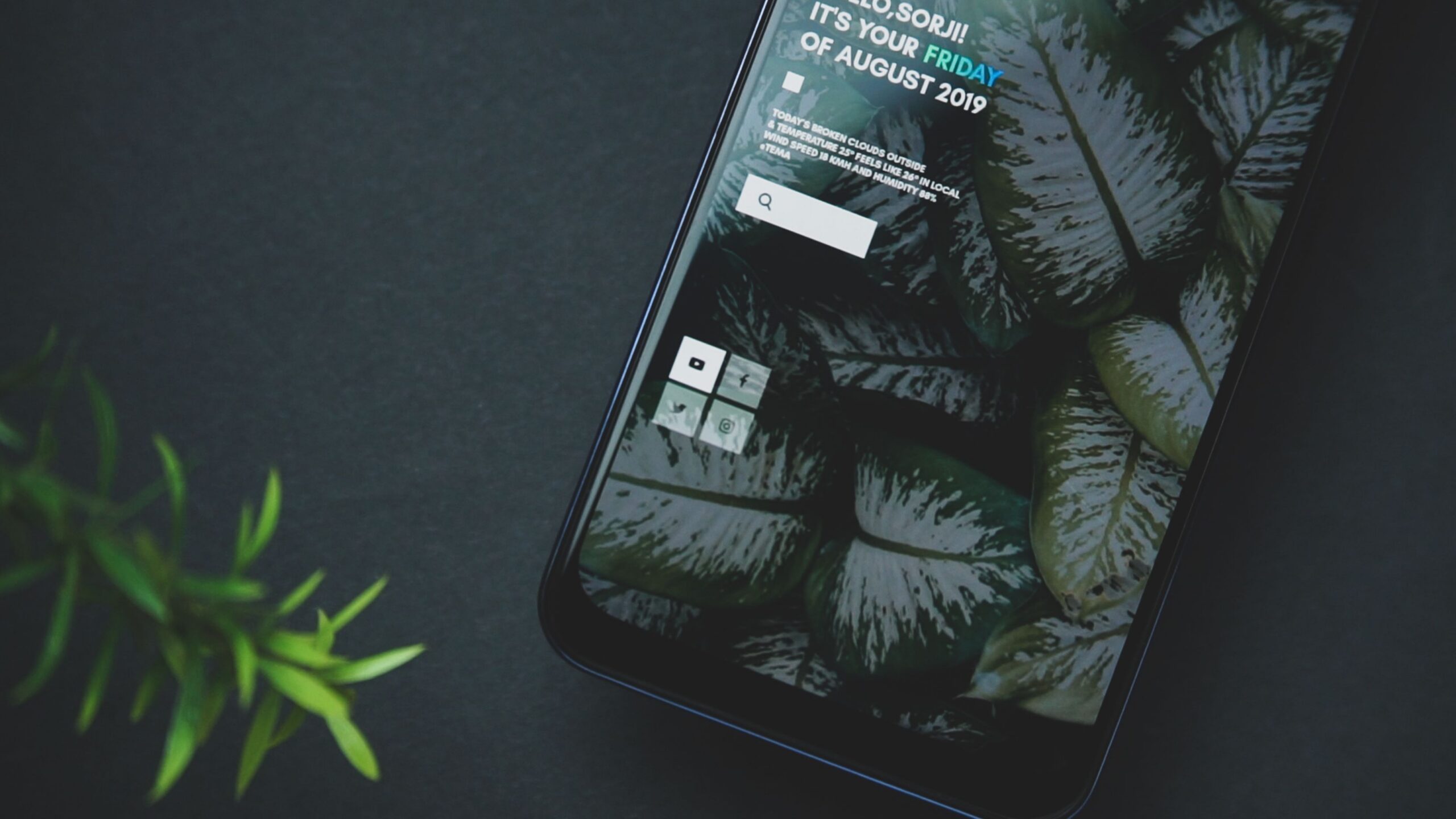Smartphone exibindo um site com web design responsivo e adaptável em diferentes telas.