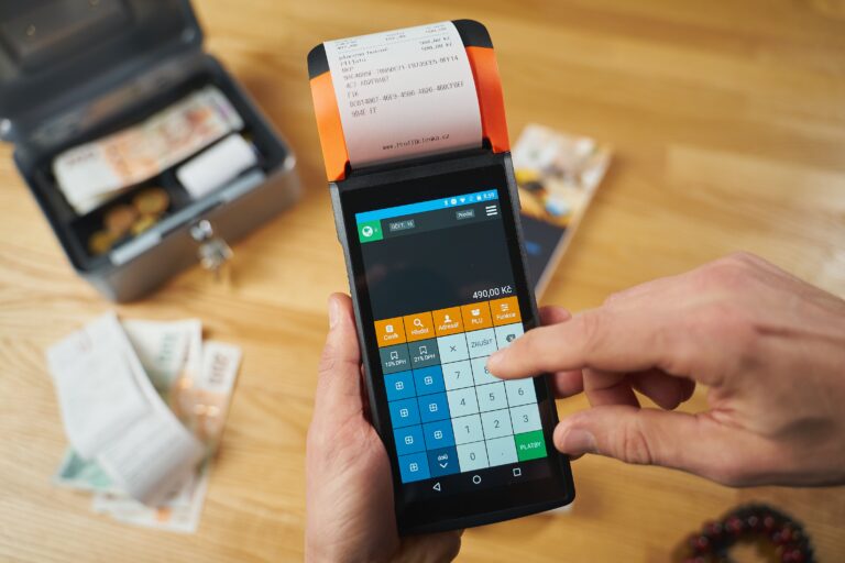 Aplicativo de caixa sendo utilizado em um smartphone para gestão financeira.