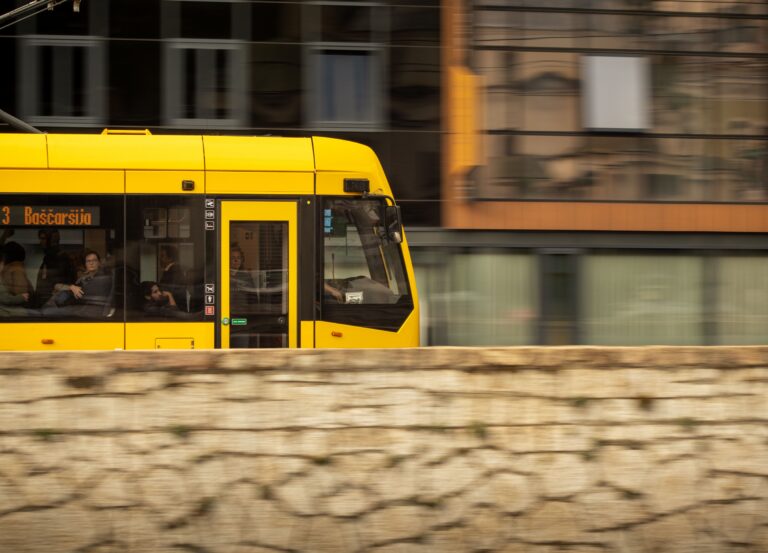 Aplicativo de mobilidade urbana sendo utilizado em smartphone por empreendedor em Itaitinga