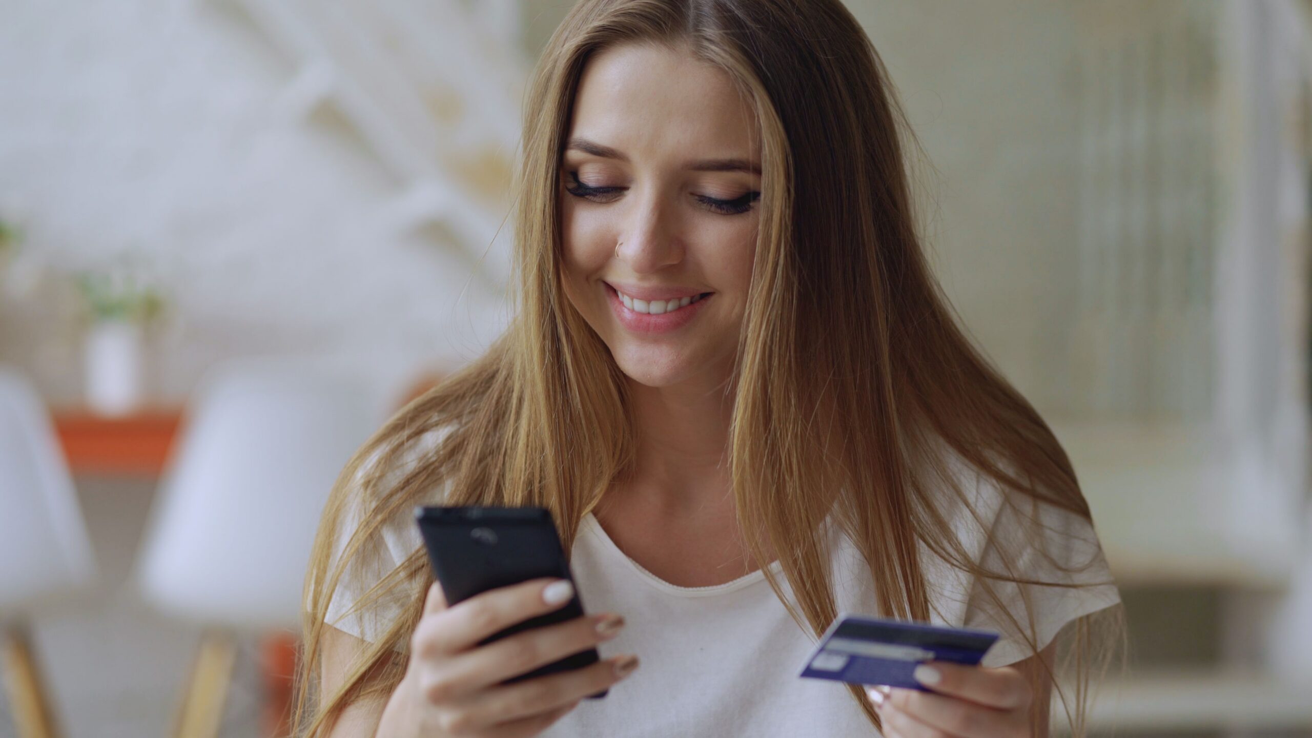 Cartão de mesa exibindo um QR Code de Wi-Fi para facilitar a conexão de clientes em estabelecimentos comerciais.