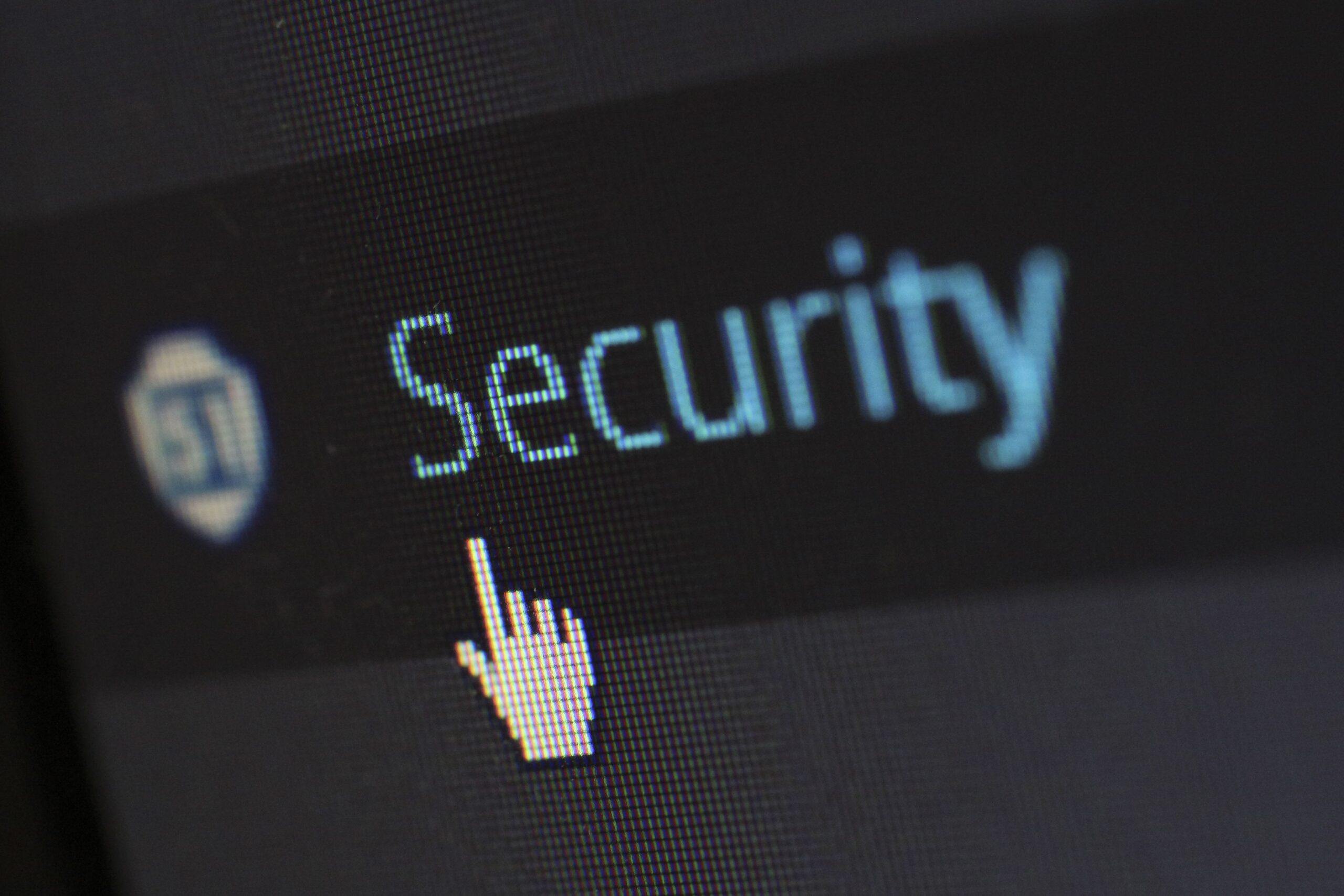 Empreendedor em Itaitinga usando laptop com Certificado Digital para emissão de notas fiscais.