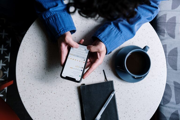 Empreendedor em Itaitinga utilizando celular para gerenciar negócios com segurança digital reforçada.