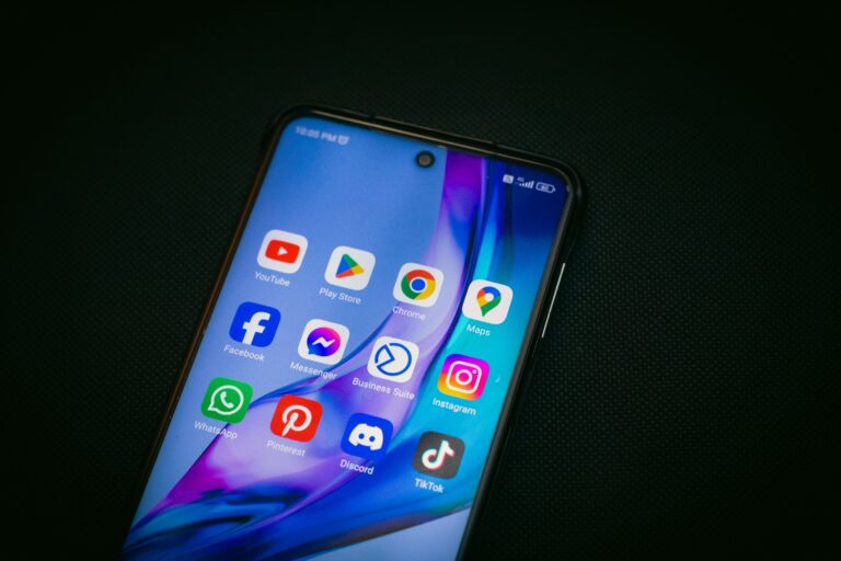 Empreendedor em Itaitinga utilizando smartphone para gerenciar listas de transmissão de clientes com foco em vendas.