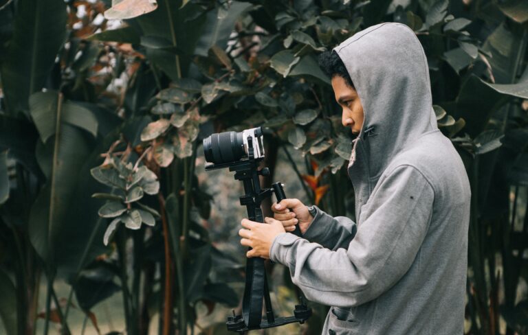 Empreendedor gravando Reels sem tremor em Itaitinga