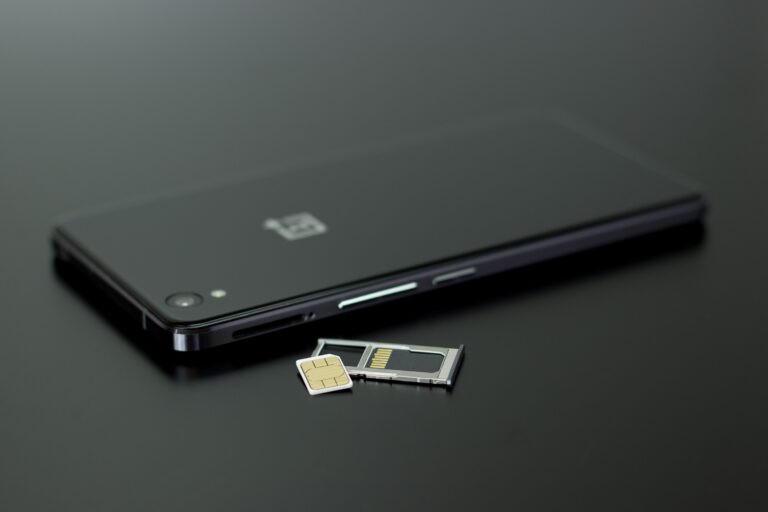 Empreendedor realizando limpeza inteligente de armazenamento no computador em escritório.