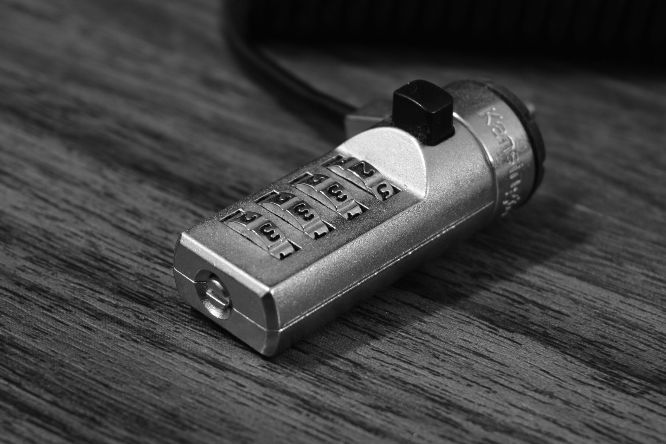 Empreendedor usando gerenciador de senhas no computador.