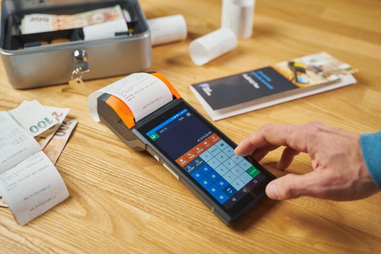 Empreendedor utilizando sistema de recibo digital no celular em Itaitinga.