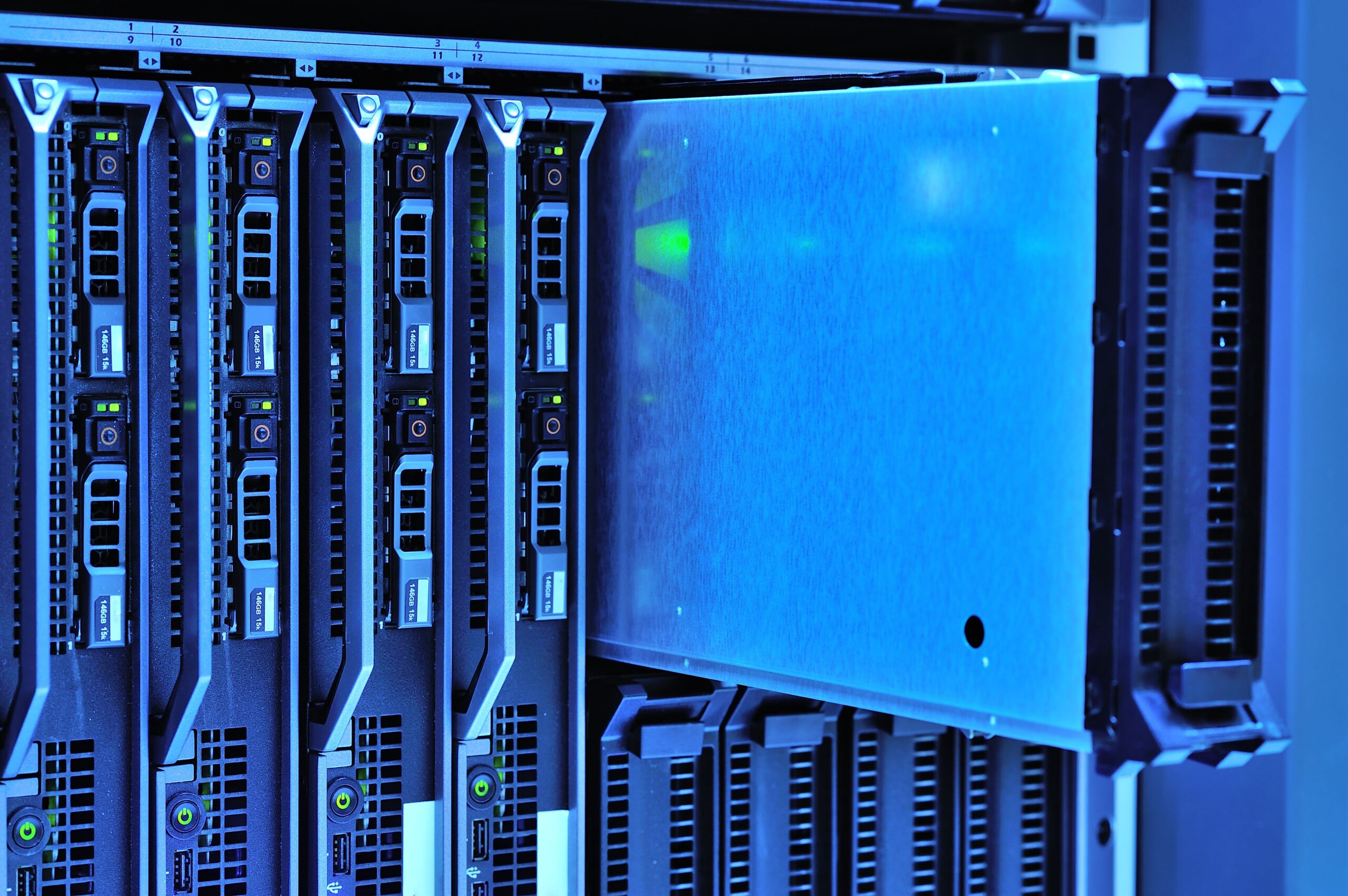 Empresário de Itaitinga utilizando backup na nuvem para proteger dados da empresa em um notebook.