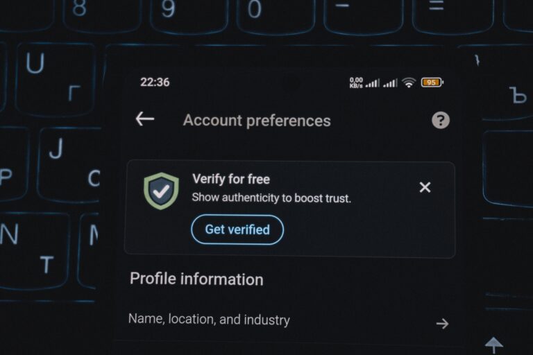 Exemplo de perfil verificado em smartphone destacando a segurança digital.