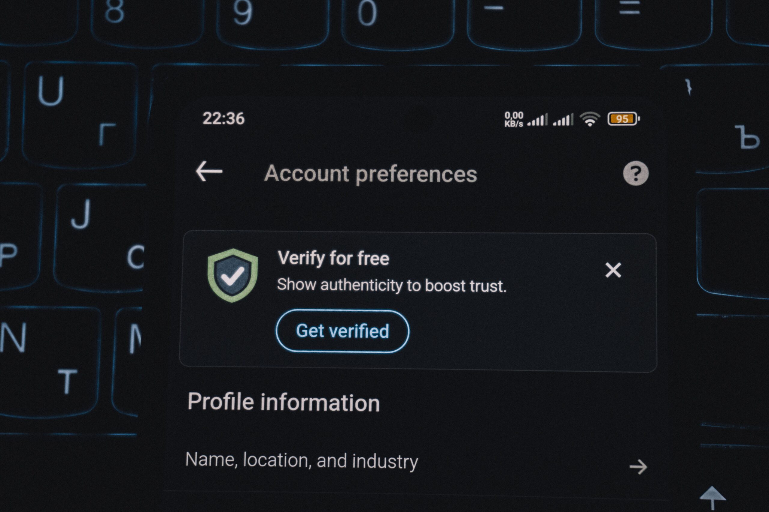 Exemplo de perfil verificado em smartphone destacando a segurança digital.