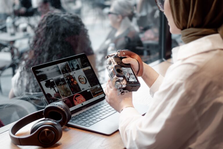 Pessoa utilizando um hack de celular para remover o fundo de uma imagem de produto pelo WhatsApp.