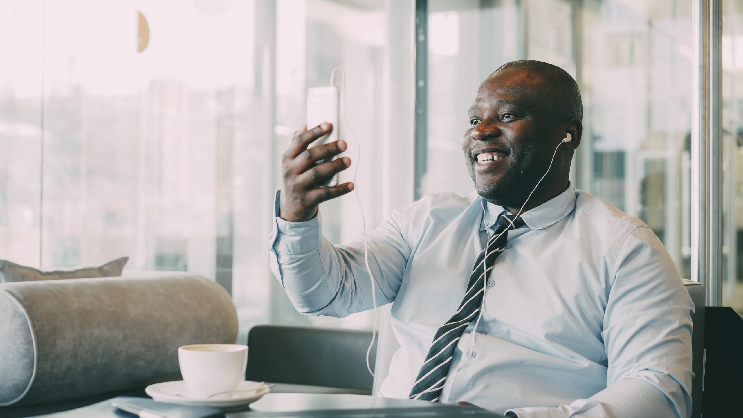 Smartphone com interface do WhatsApp organizada em etiquetas de produtividade.
