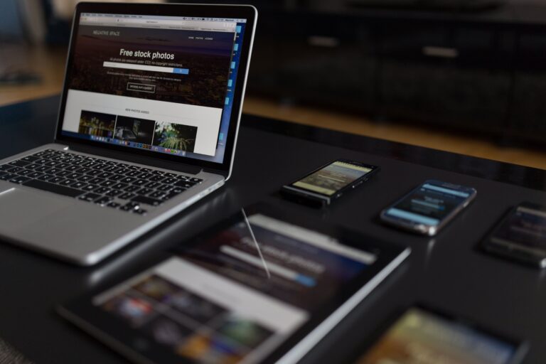 Smartphone exibindo um site com web design responsivo e adaptado para telas móveis.