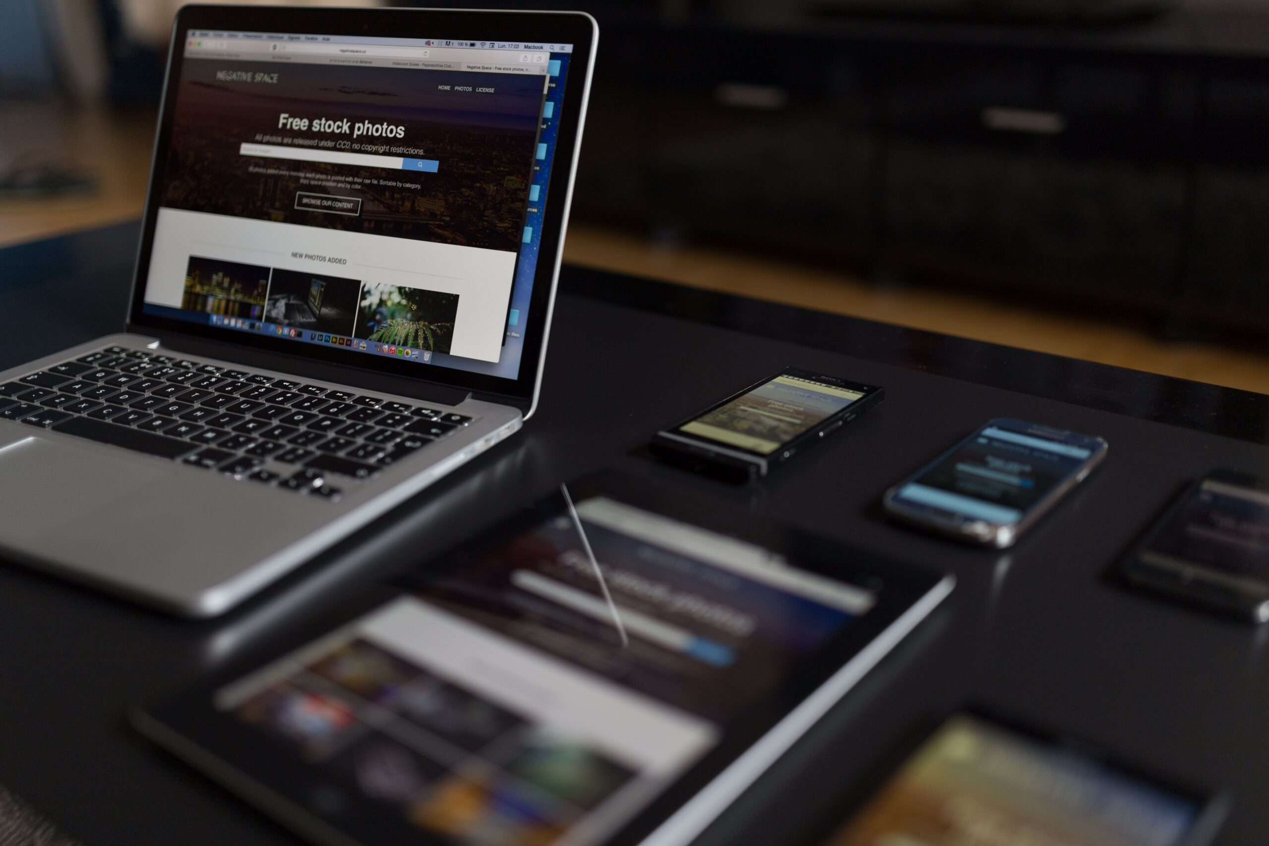 Smartphone exibindo um site com web design responsivo e adaptado para telas móveis.