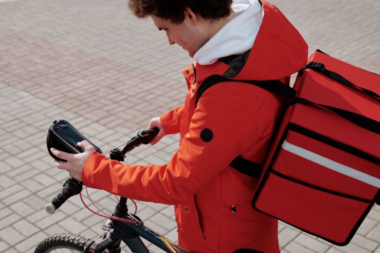 Aplicativo de delivery local em smartphone para pequenos negócios em Itaitinga.
