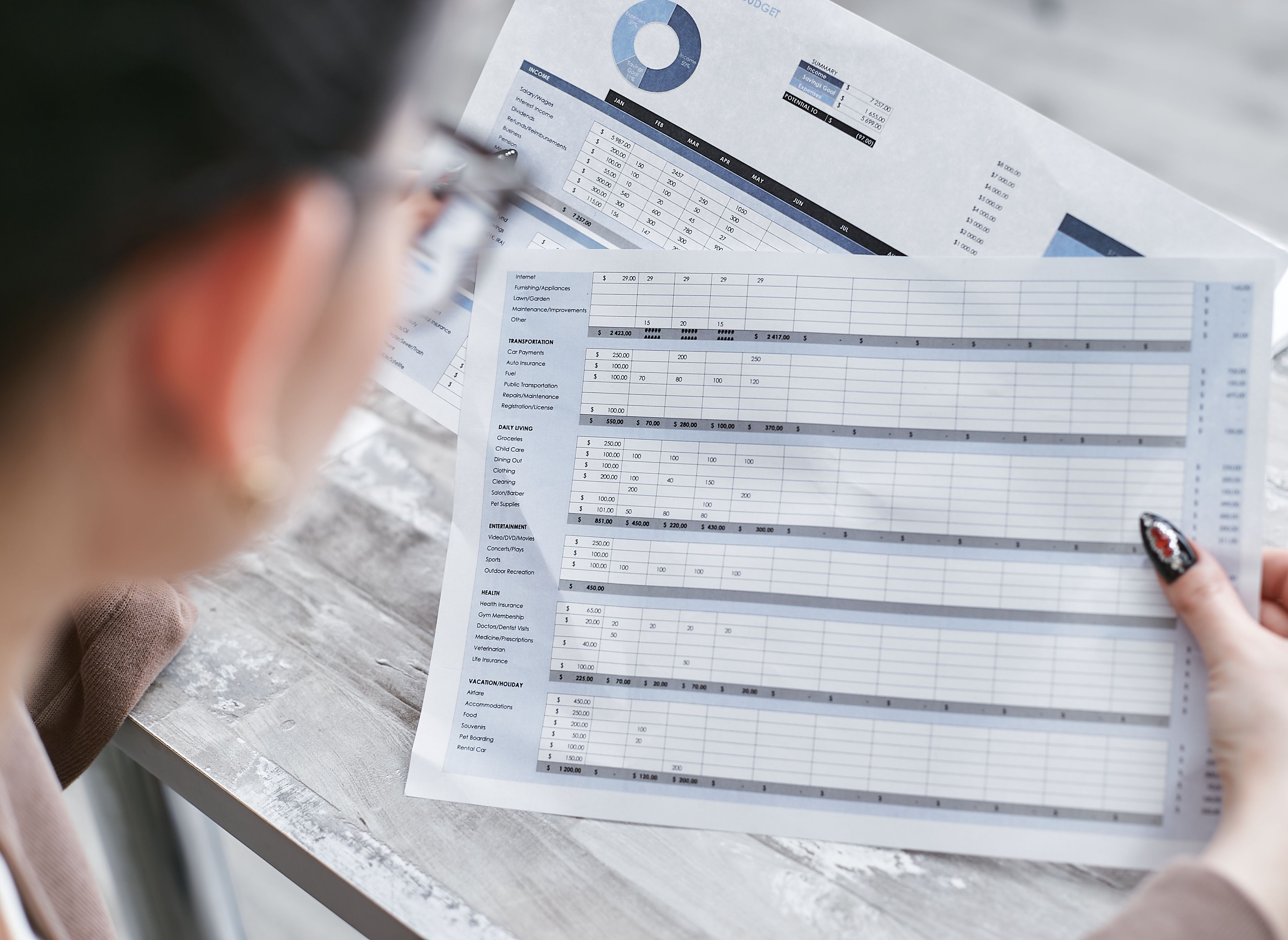 Planilha do Excel aberta em um notebook mostrando gráficos de controle financeiro em Itaitinga.