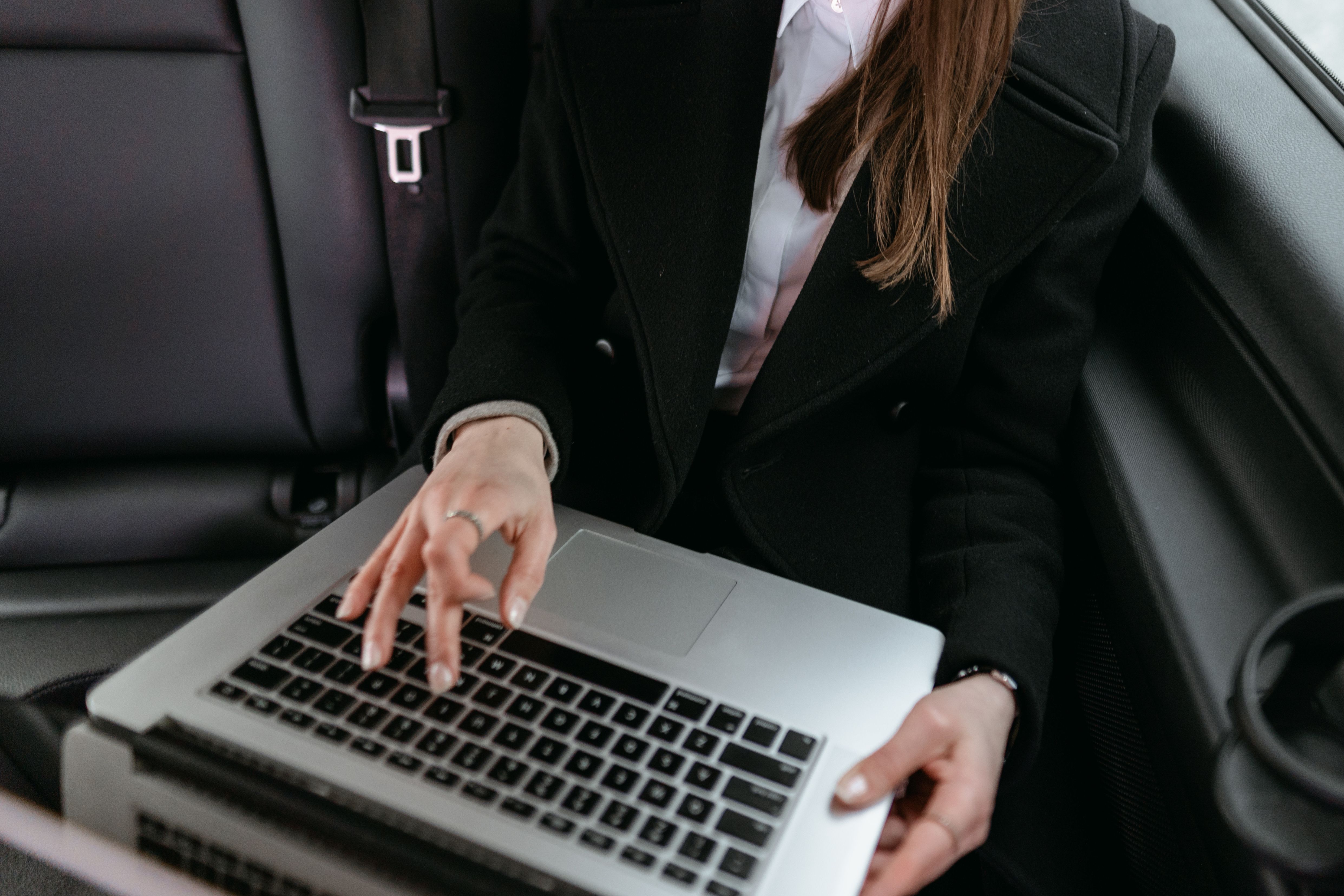Empreendedor configurando mensagem automática eficiente no celular.