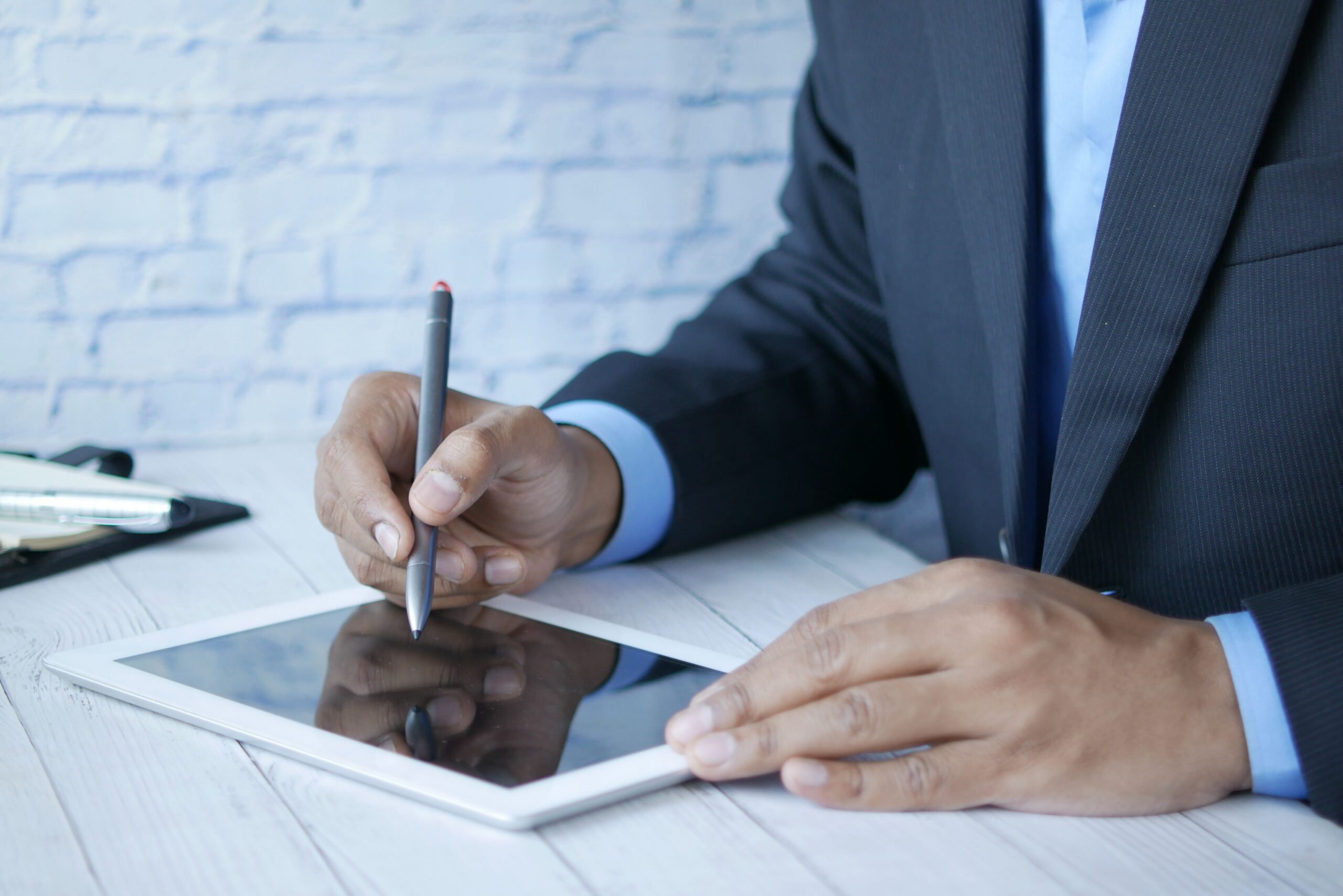 Empreendedor em Itaitinga utilizando assinatura digital em tablet.