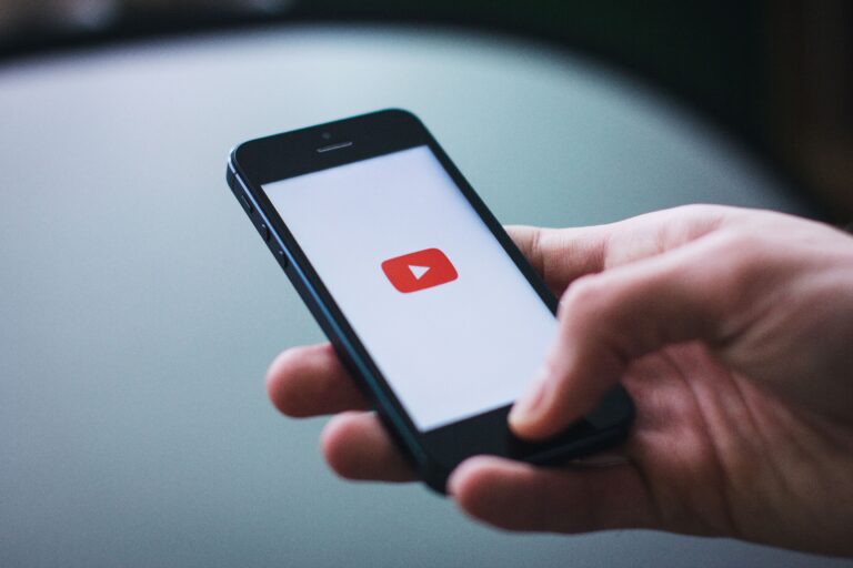 Empreendedor gravando vídeos curtos de 7 segundos no celular em Itaitinga