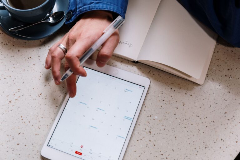 Empreendedor usando aplicativo de agendamento no celular