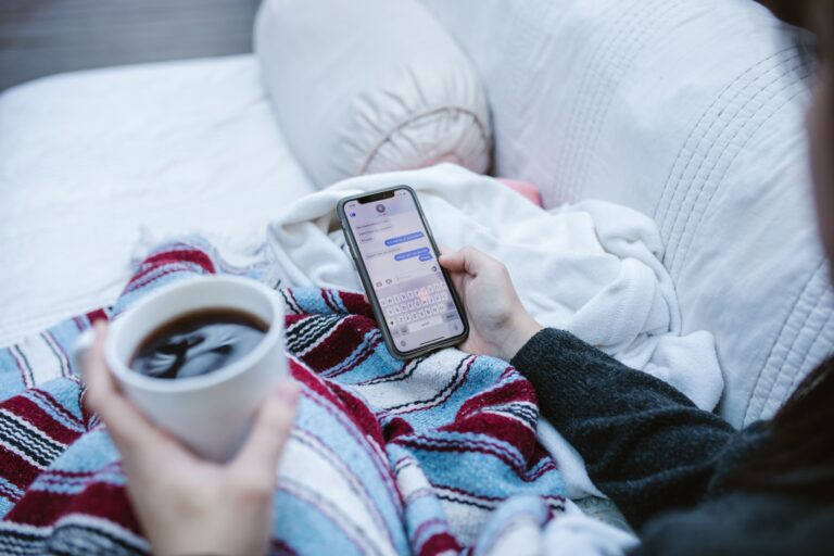 Empreendedor usando celular para fixar mensagens importantes no WhatsApp em Itaitinga.