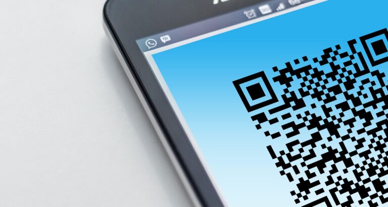Empreendedor usando gerador de QR Code no celular em Itaitinga
