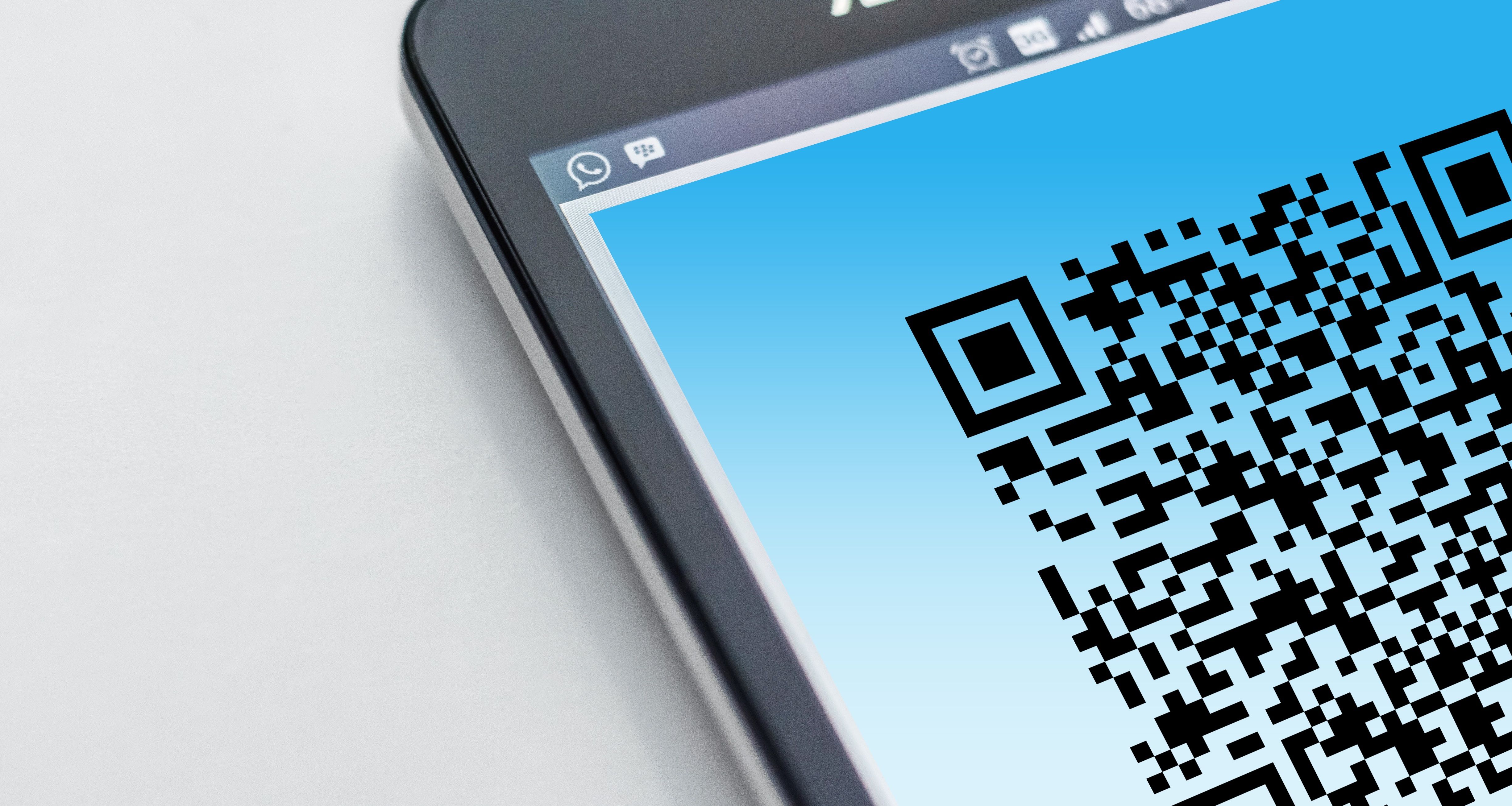 Empreendedor usando gerador de QR Code no celular em Itaitinga