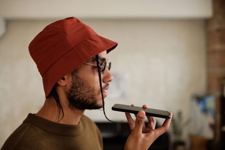 Empreendedor usando o celular para enviar áudio de vendas