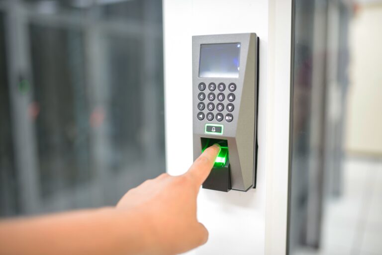 Leitor biométrico sendo utilizado para controle de ponto em ambiente corporativo.