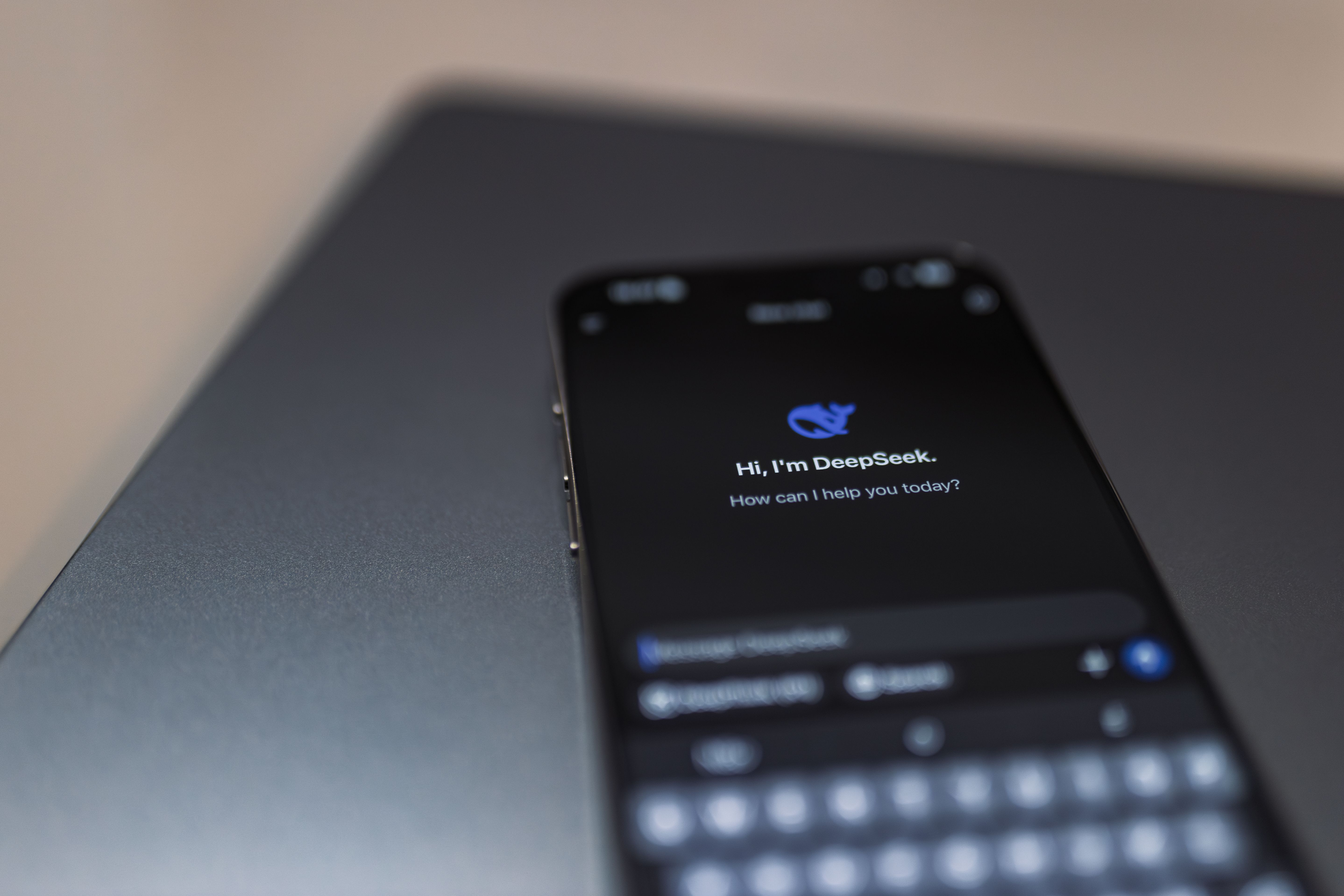 Empresário configurando automações e etiquetas de vendas no WhatsApp Business pelo smartphone